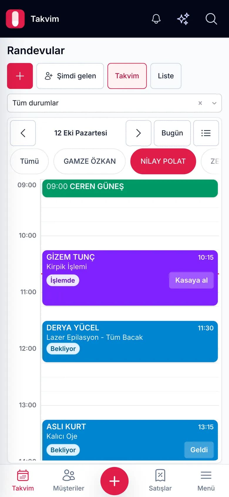 IyziSalon randevu panosu: personel bazlı günlük takvimde renk kodlu randevu blokları ve anlık saat çizgisi (telefon görünümü)